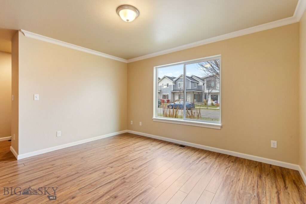 1086 Twin Lakes Avenue