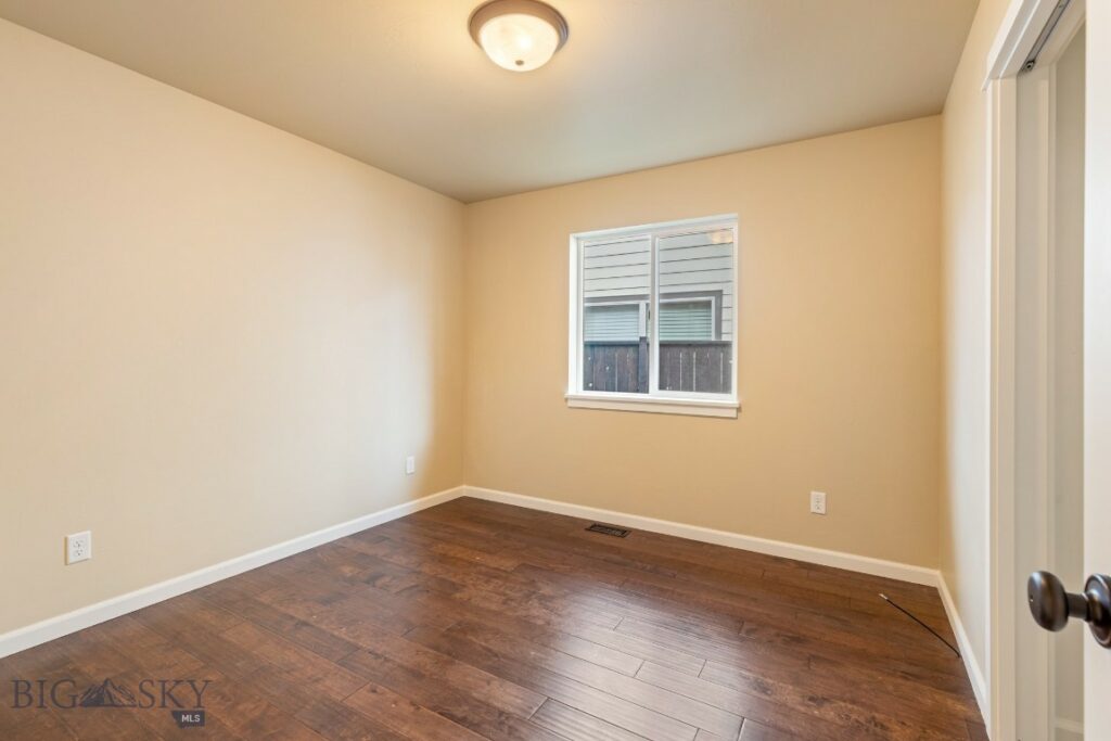 1086 Twin Lakes Avenue