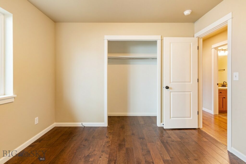 1086 Twin Lakes Avenue