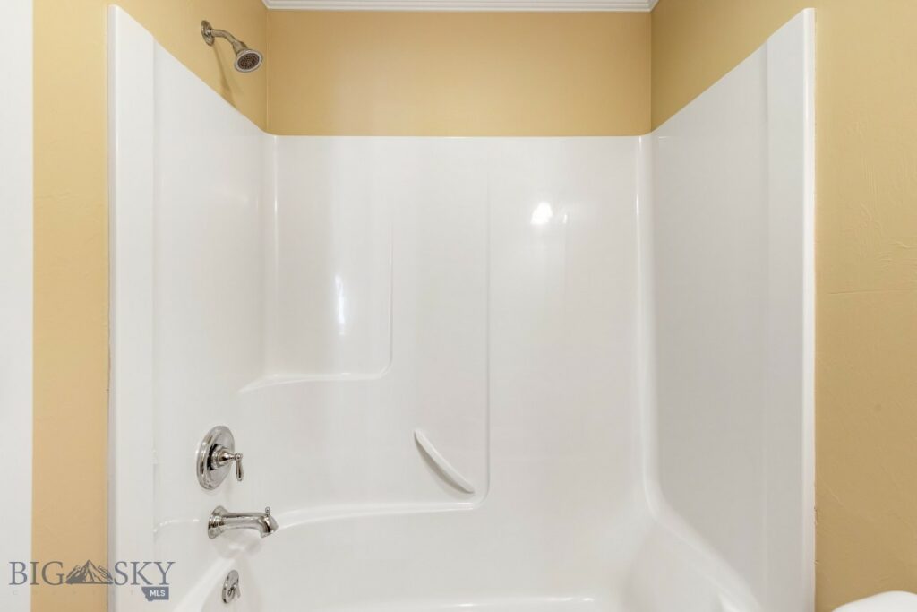 1086 Twin Lakes Avenue