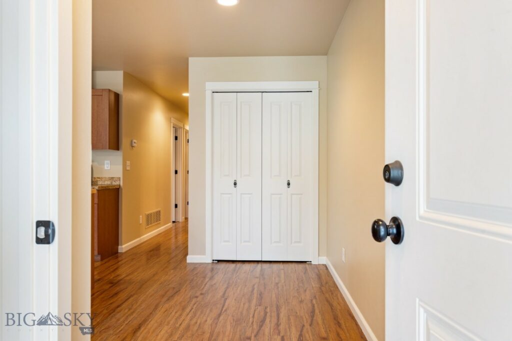 1086 Twin Lakes Avenue