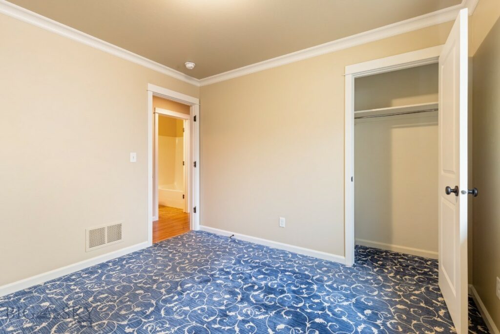 1086 Twin Lakes Avenue