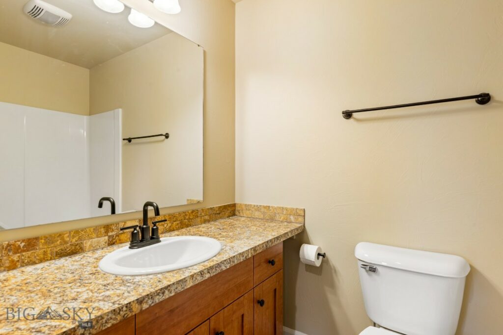 1086 Twin Lakes Avenue