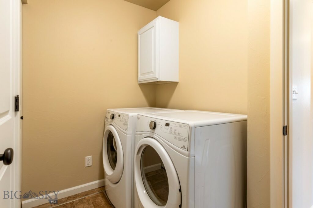 1086 Twin Lakes Avenue