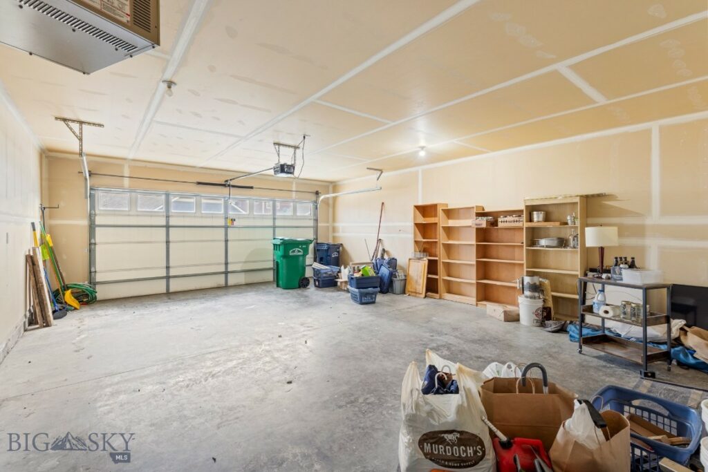 1086 Twin Lakes Avenue