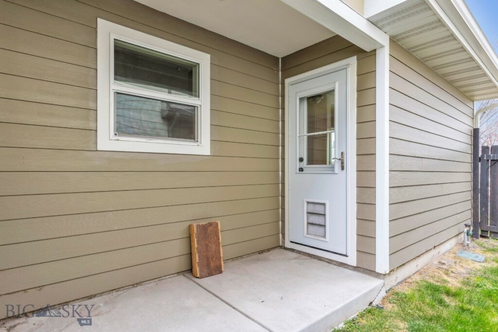 1086 Twin Lakes Avenue