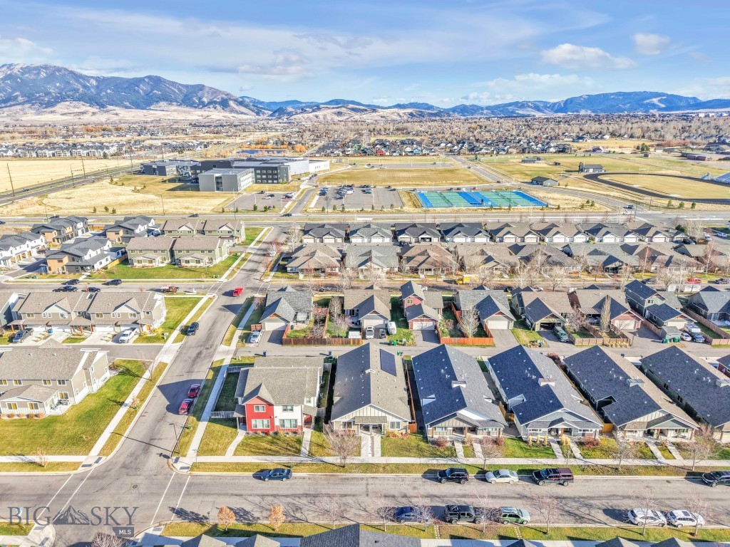 1086 Twin Lakes Avenue