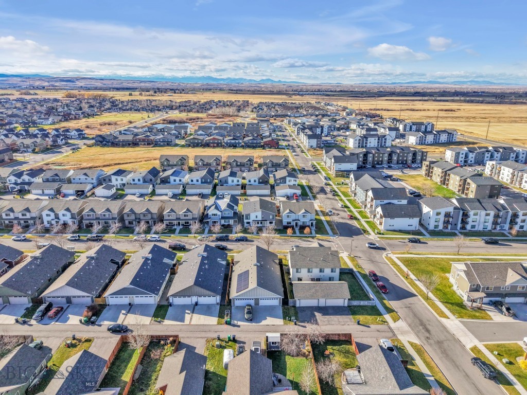 1086 Twin Lakes Avenue