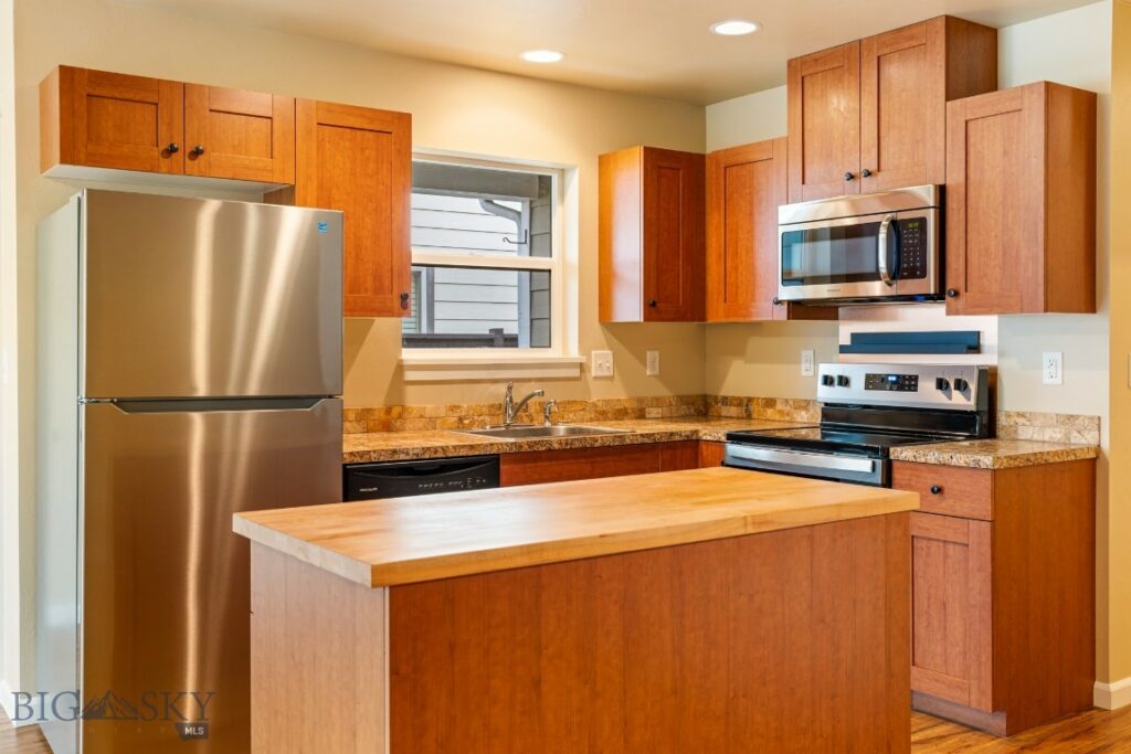 1086 Twin Lakes Avenue