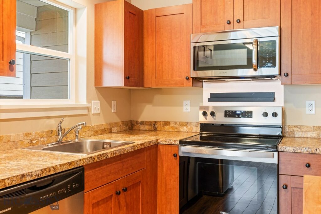 1086 Twin Lakes Avenue