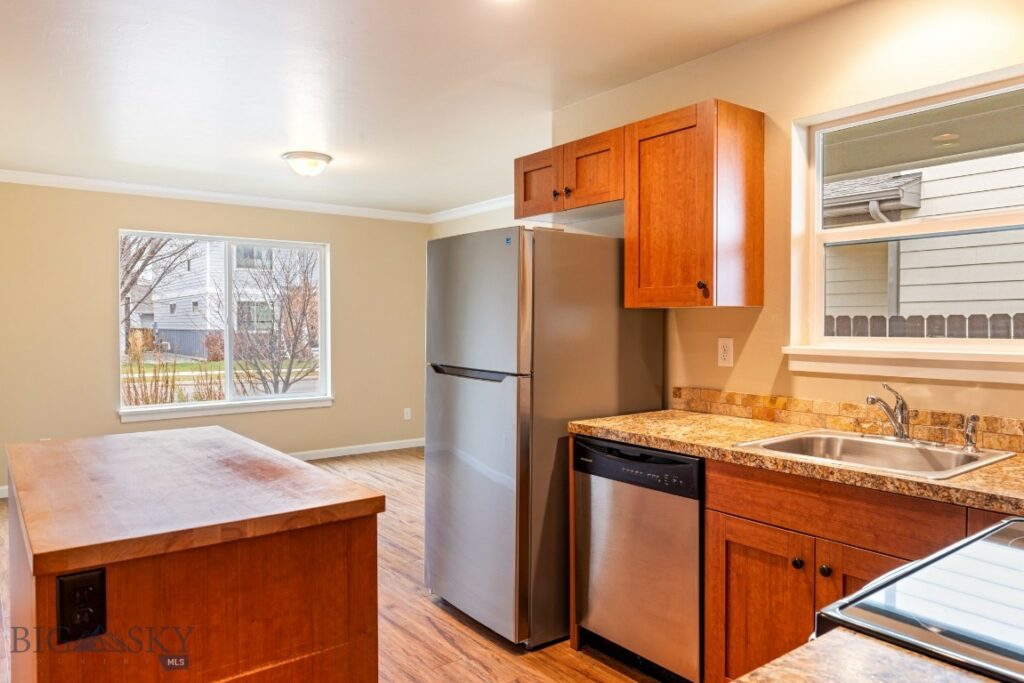 1086 Twin Lakes Avenue