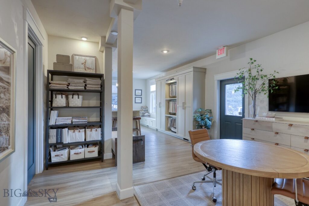 151 Center Ln