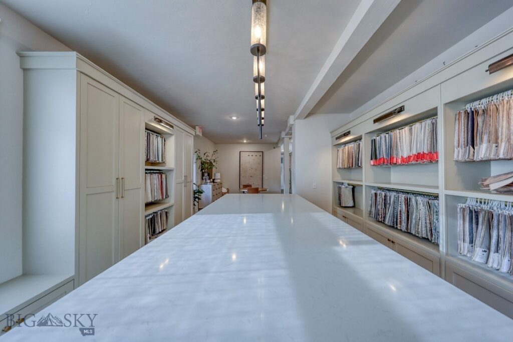 151 Center Ln