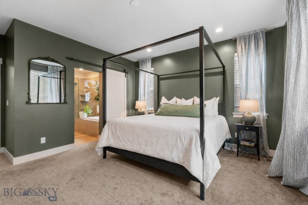 1704 Deadwood Loop