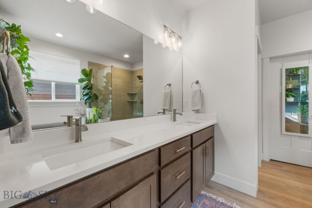 1704 Deadwood Loop