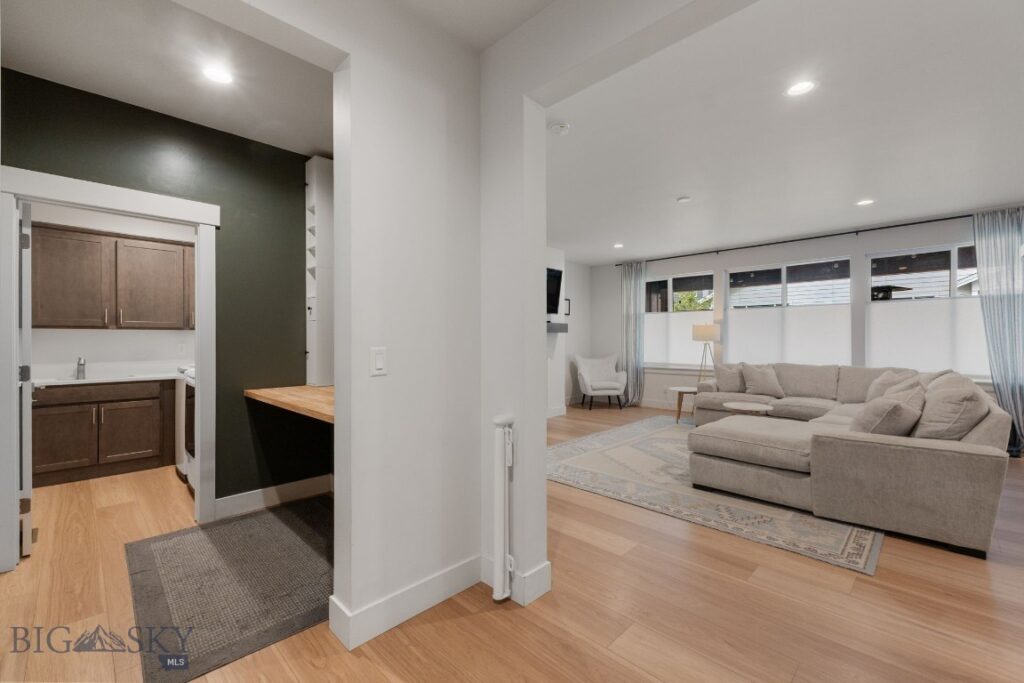 1704 Deadwood Loop