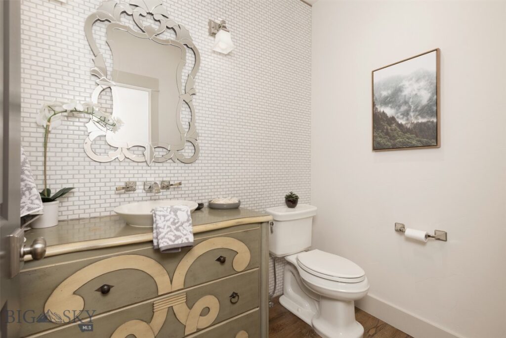 201 & 201 1/2 N Black Avenue