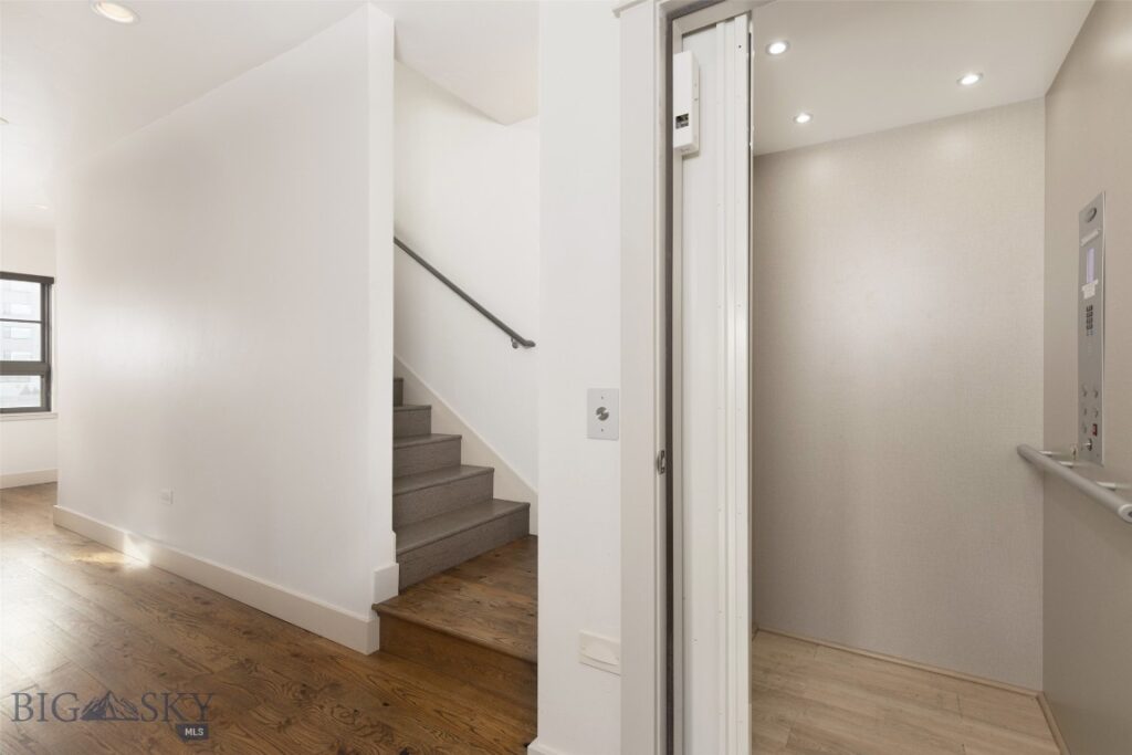 201 & 201 1/2 N Black Avenue