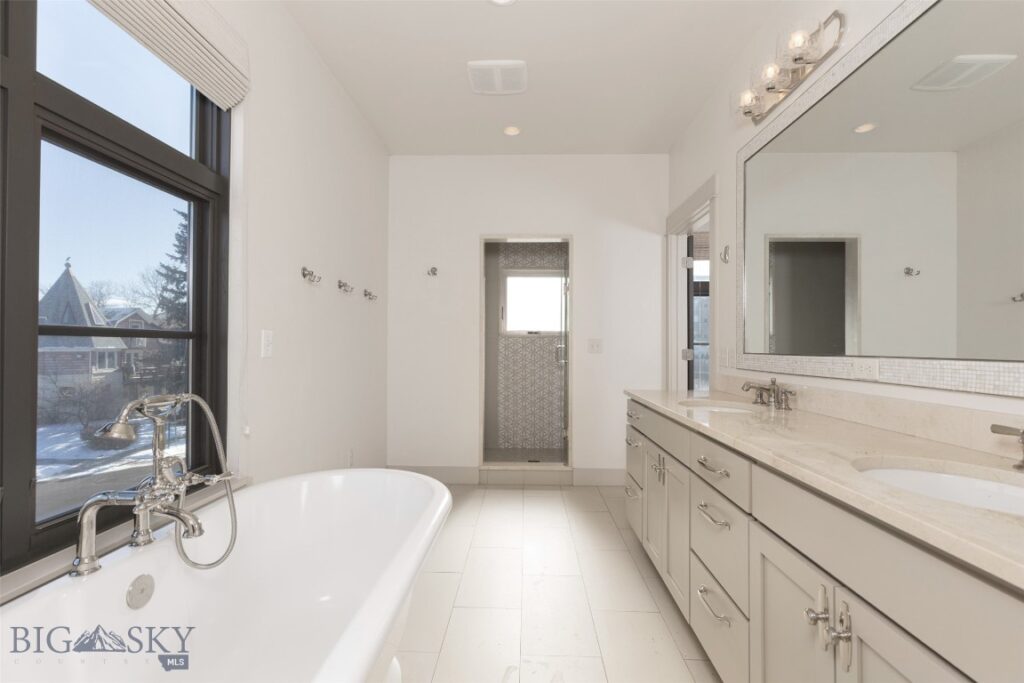 201 & 201 1/2 N Black Avenue