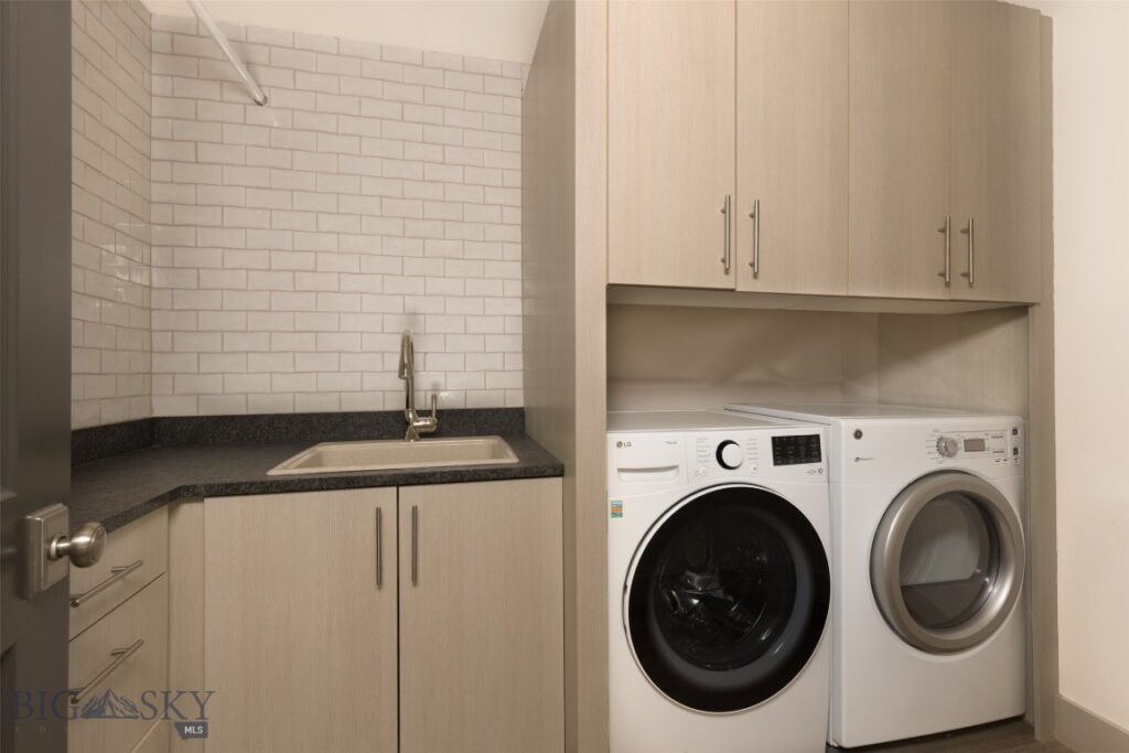 201 & 201 1/2 N Black Avenue