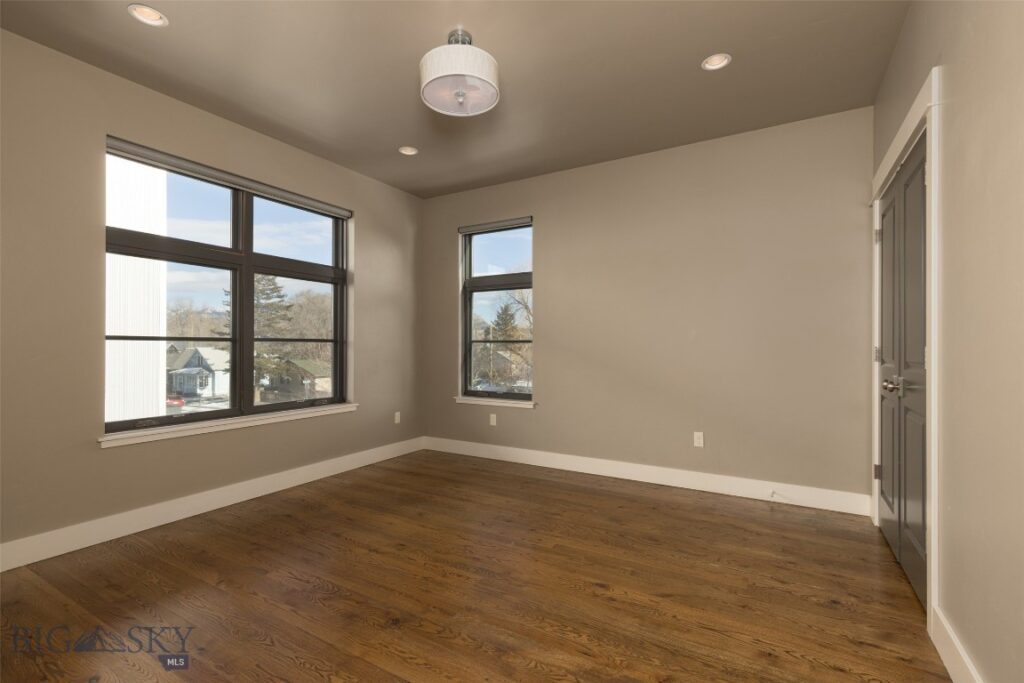 201 & 201 1/2 N Black Avenue