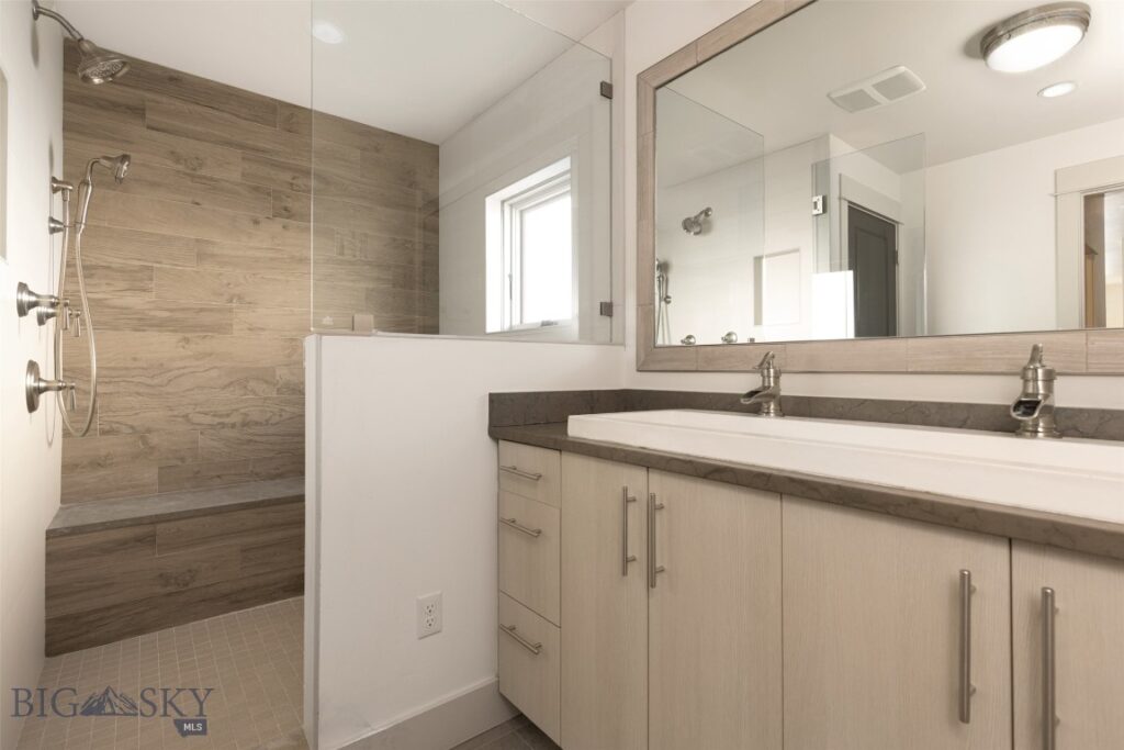 201 & 201 1/2 N Black Avenue