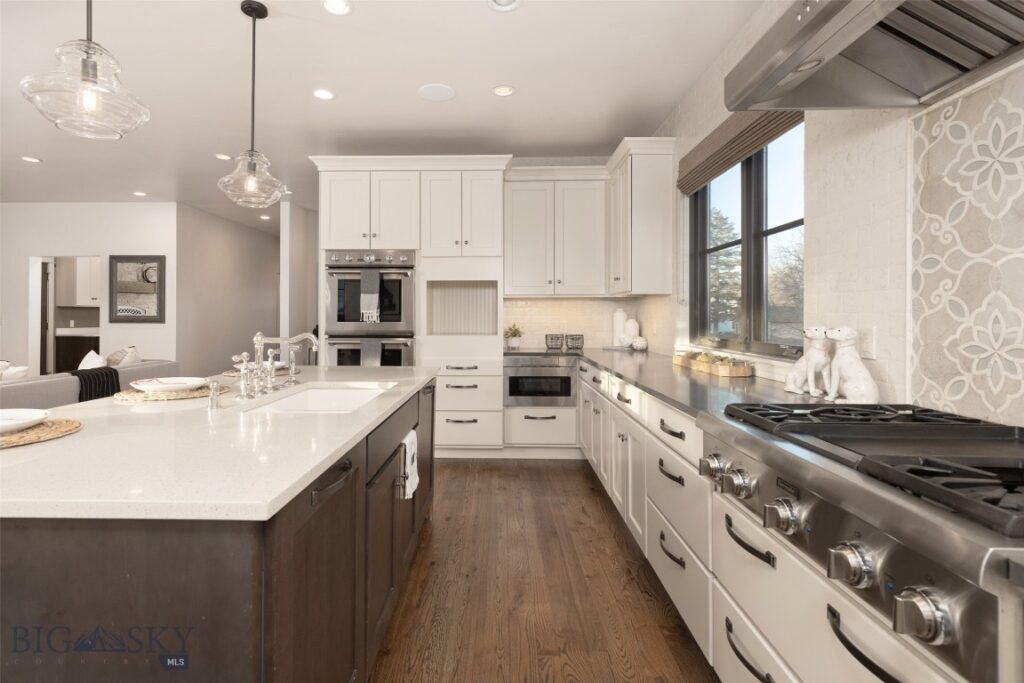 201 & 201 1/2 N Black Avenue