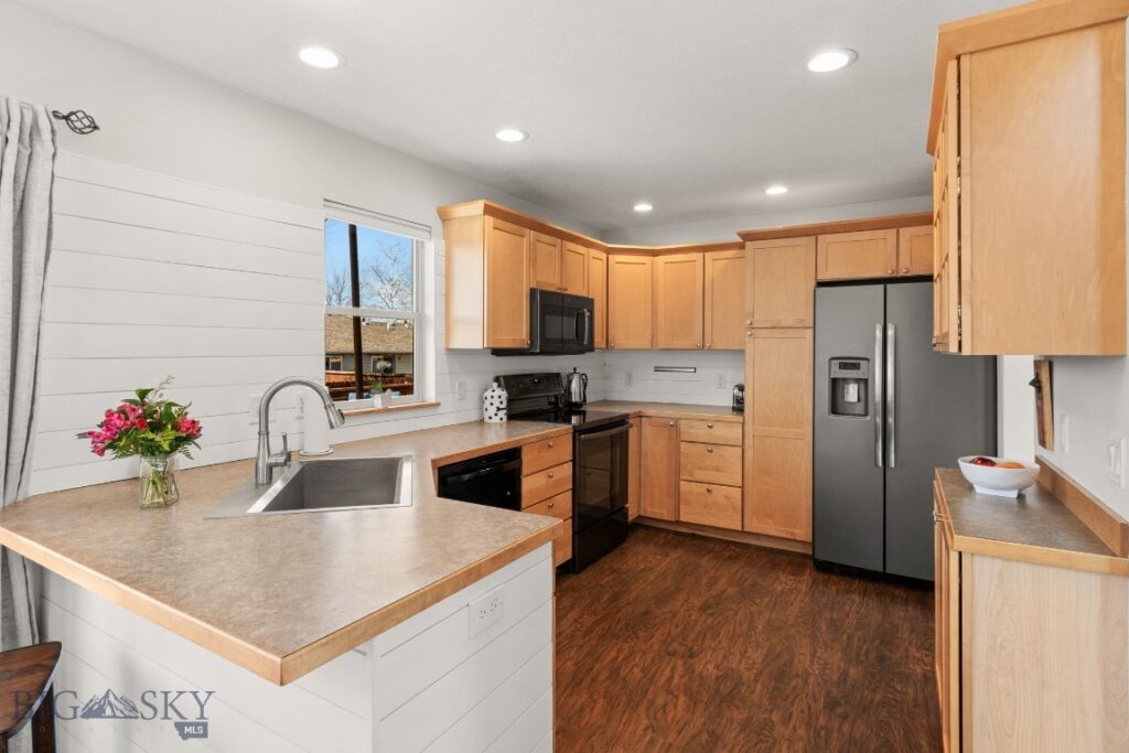 211 N Sanders Avenue