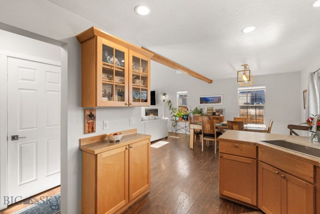 211 N Sanders Avenue