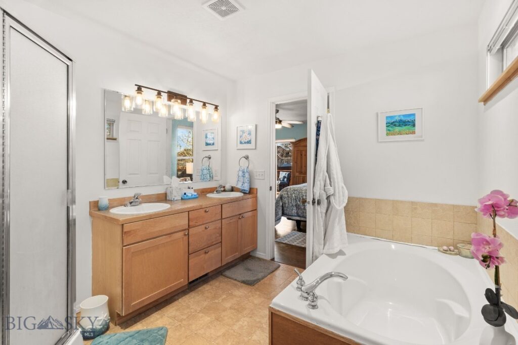 211 N Sanders Avenue