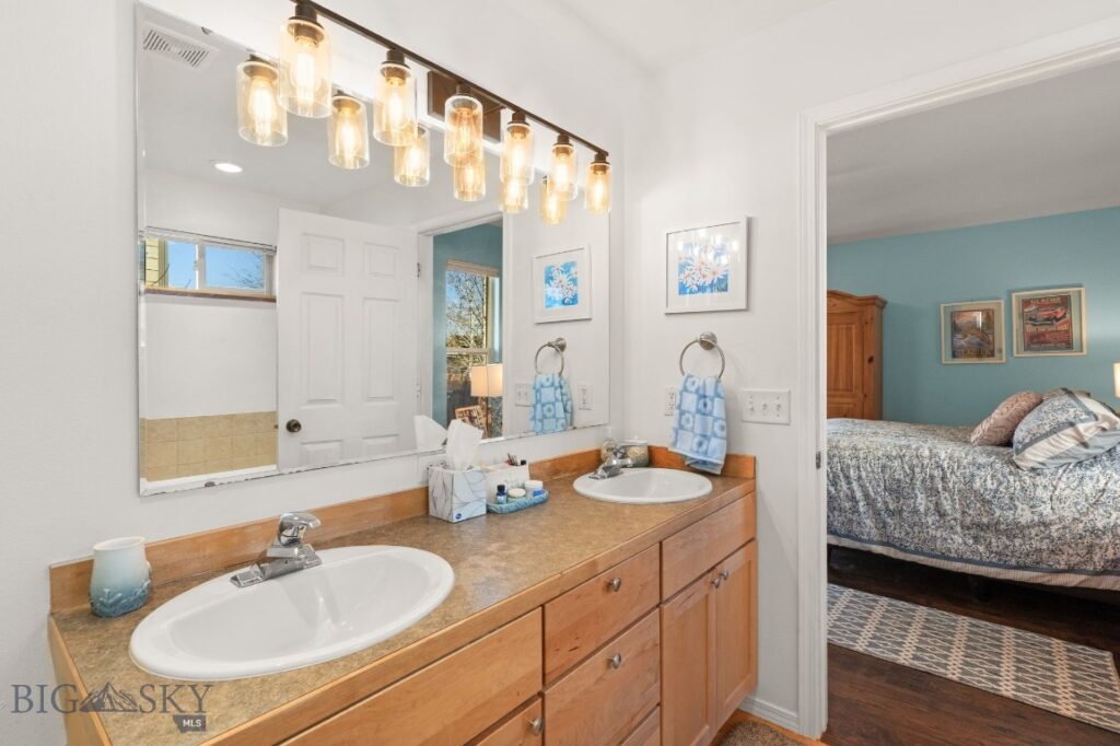 211 N Sanders Avenue