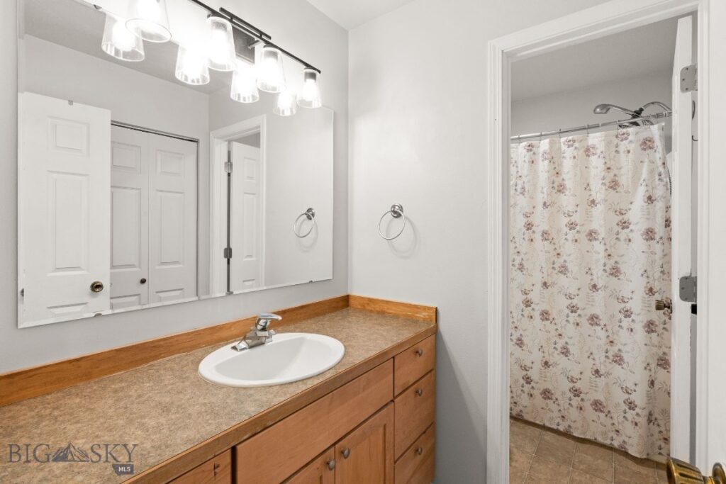 211 N Sanders Avenue