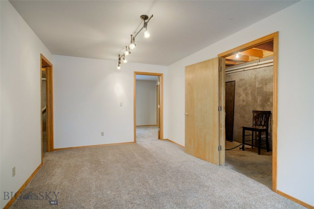 211 Quinella Street