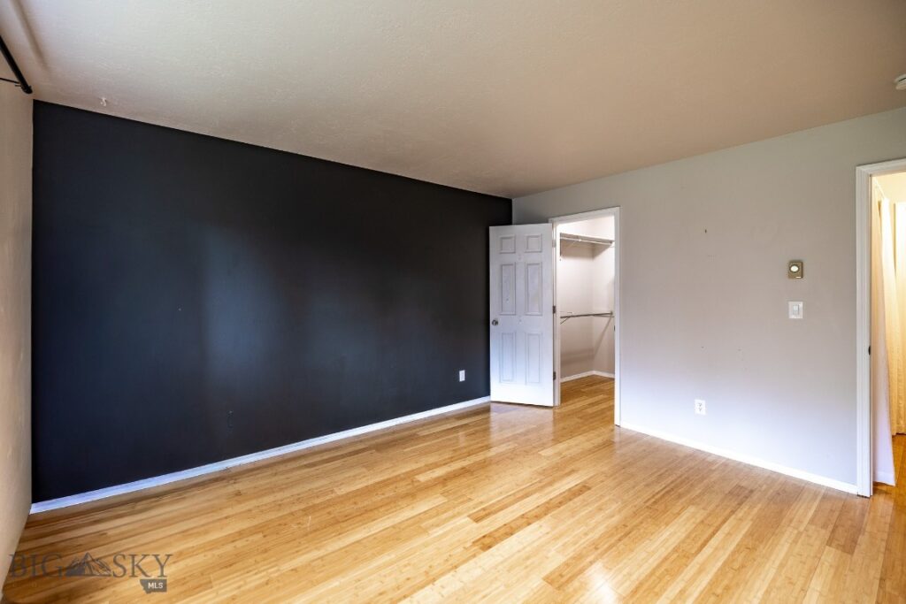 2200 W Dickerson