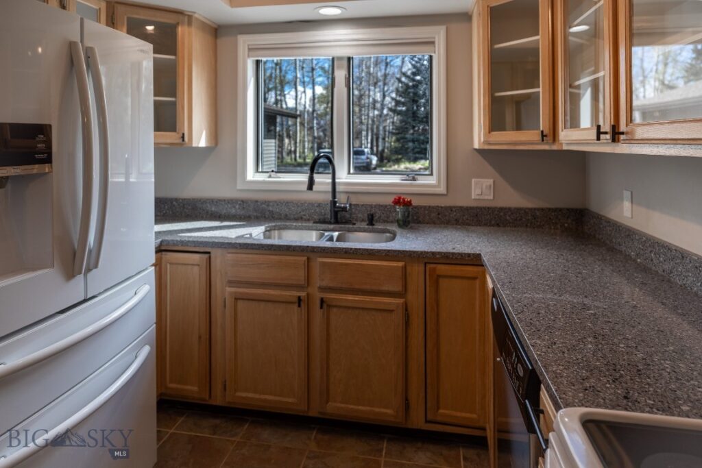 2200 W Dickerson