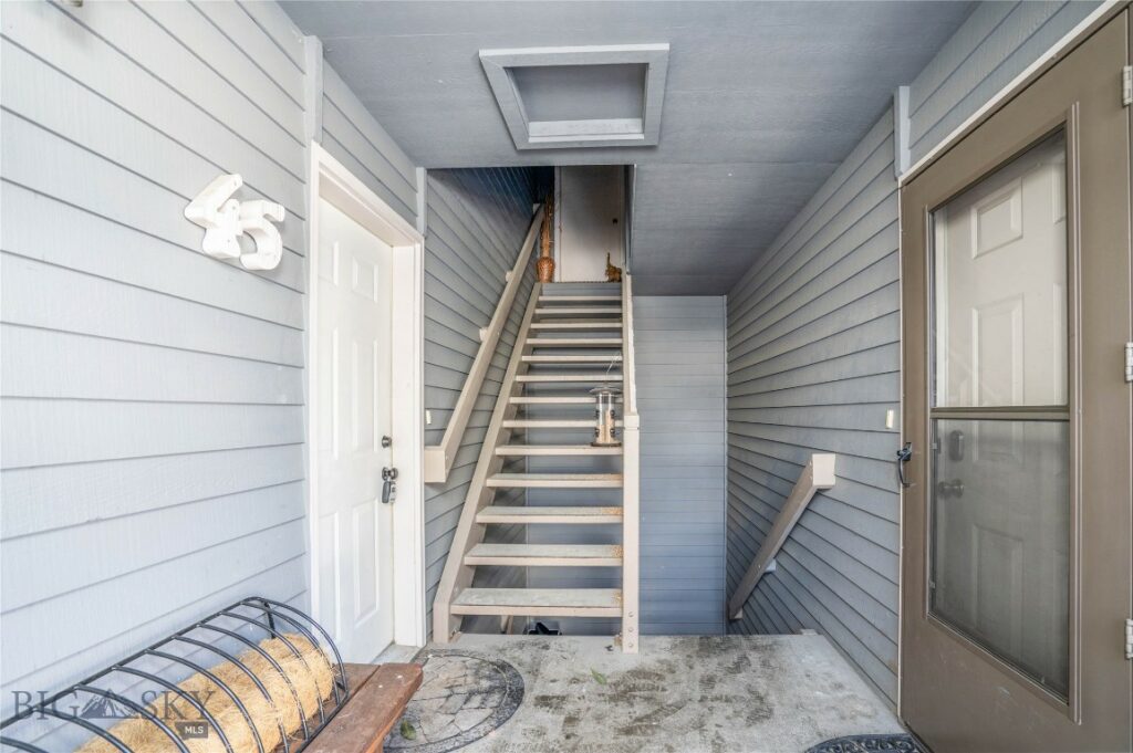 2200 W Dickerson