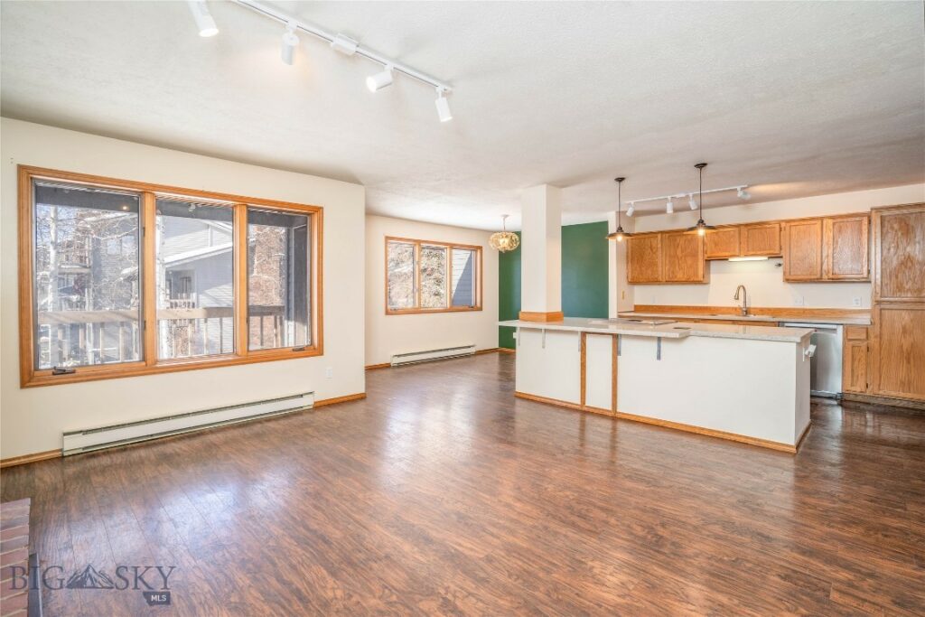 2200 W Dickerson