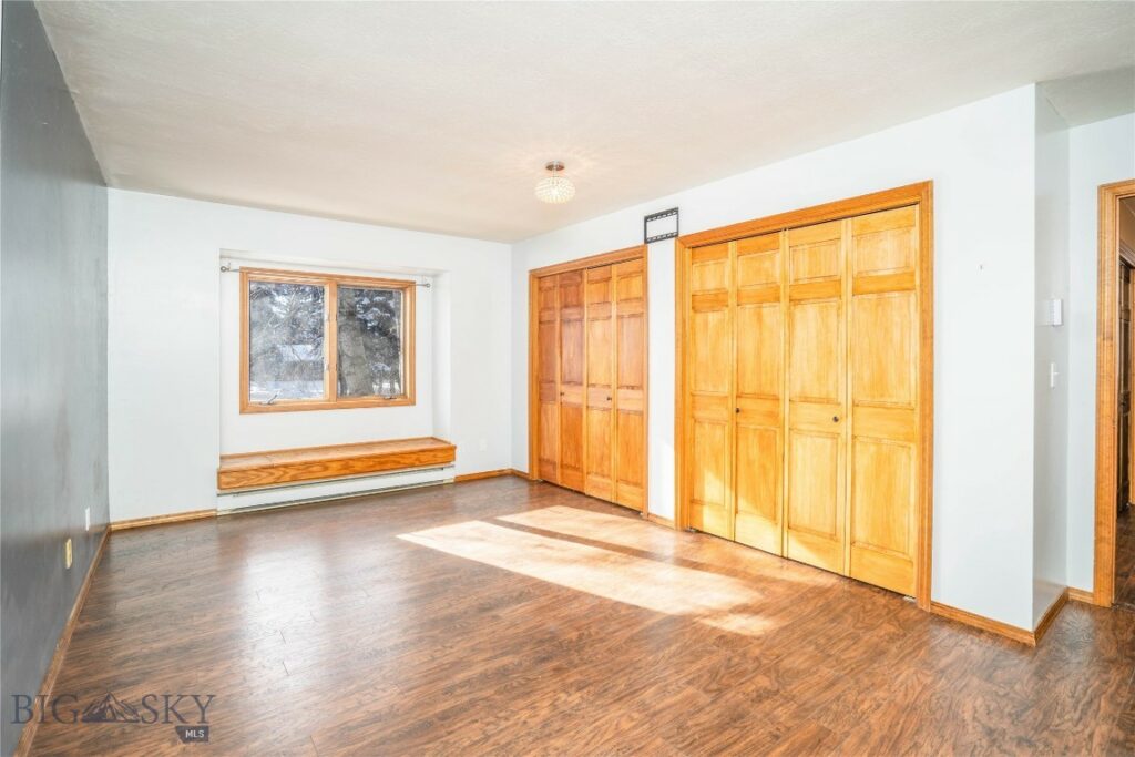 2200 W Dickerson