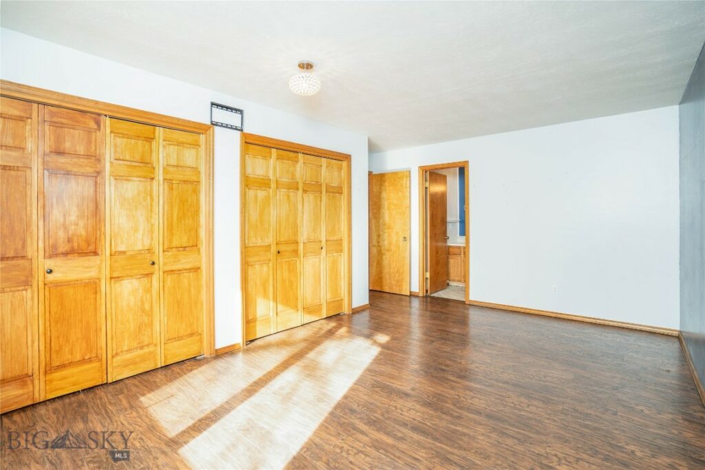 2200 W Dickerson