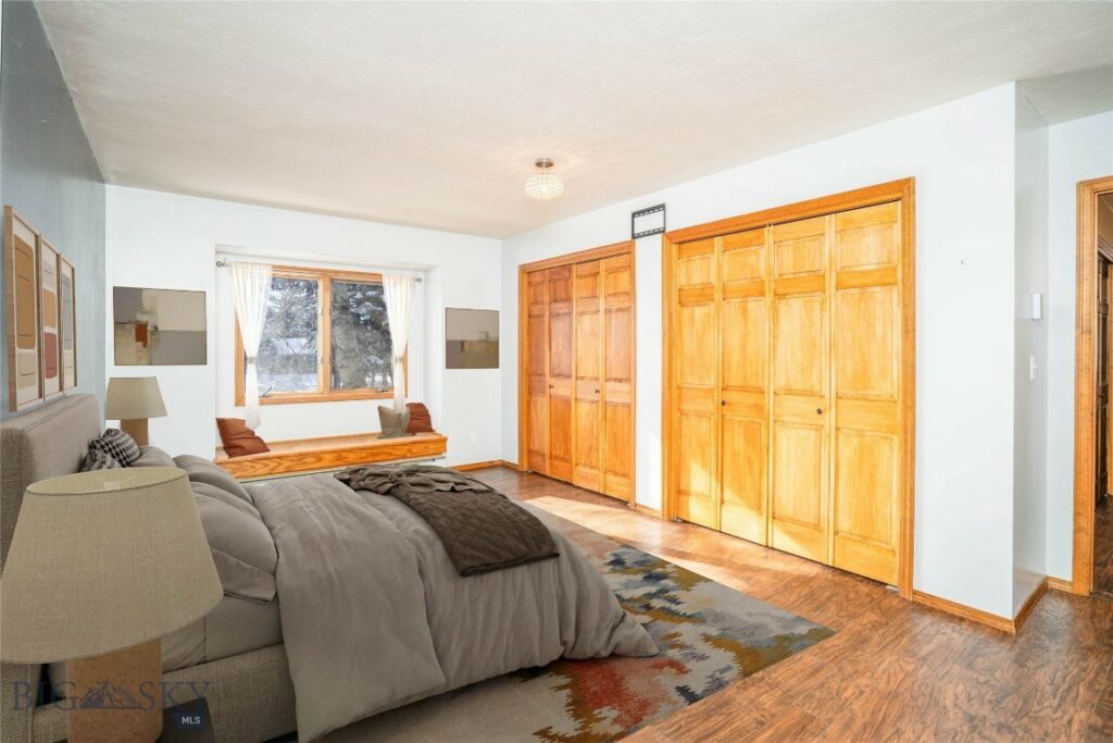 2200 W Dickerson