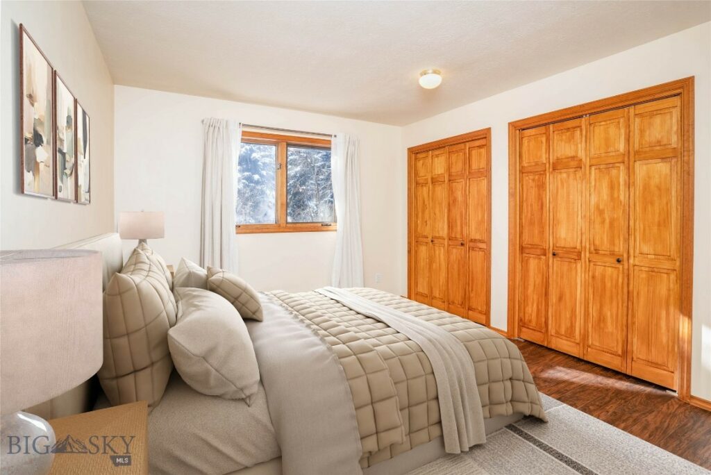 2200 W Dickerson