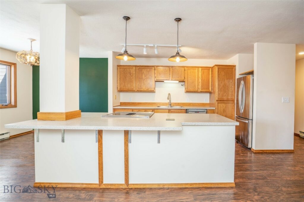 2200 W Dickerson