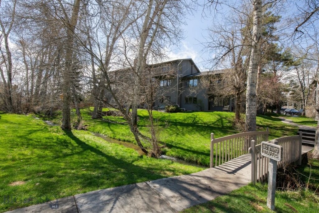 2200 W Dickerson
