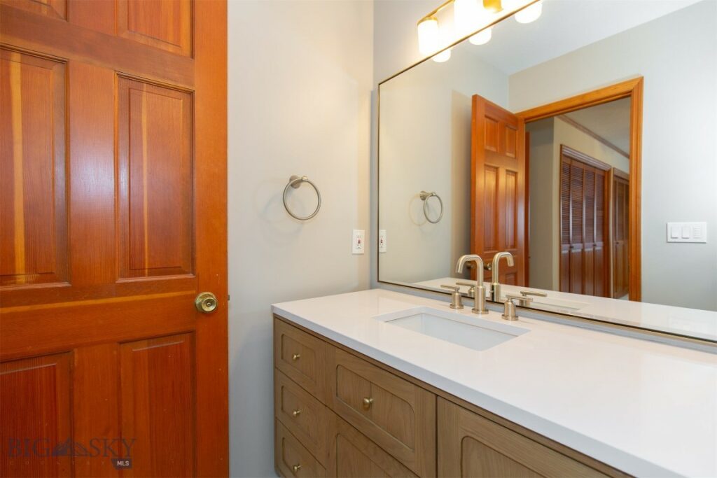 2200 W Dickerson
