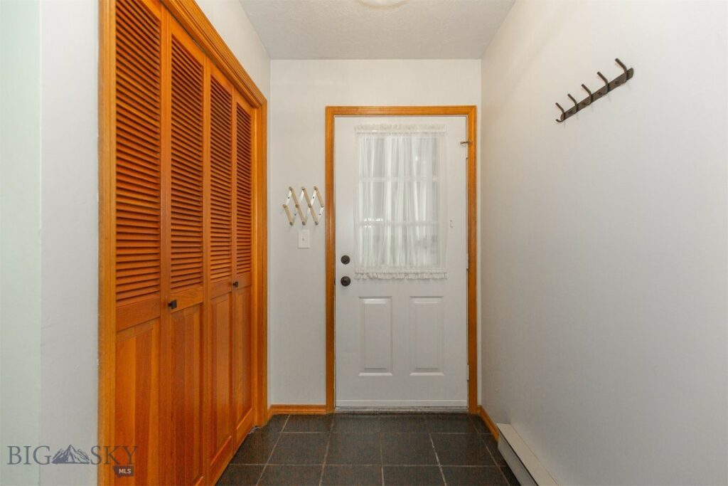 2200 W Dickerson
