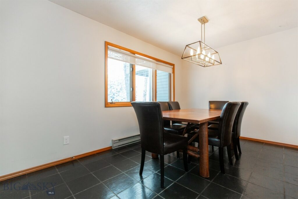 2200 W Dickerson