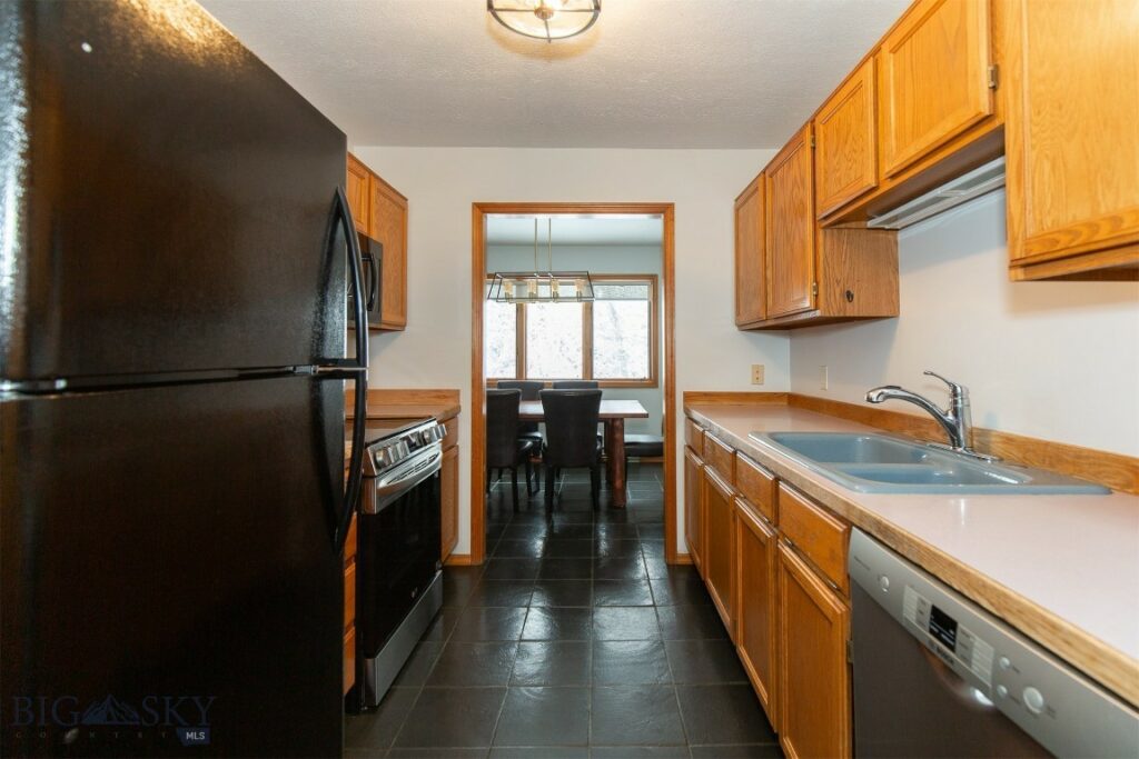 2200 W Dickerson