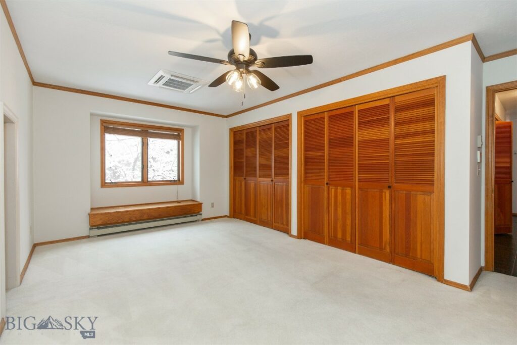 2200 W Dickerson