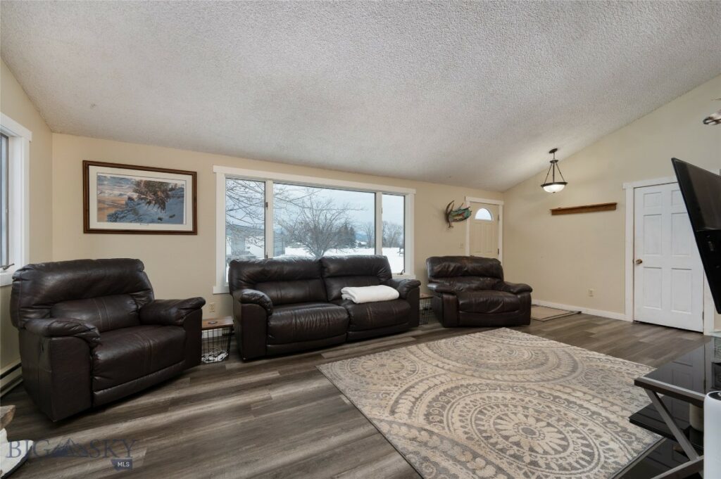 2521 Weaver Lane