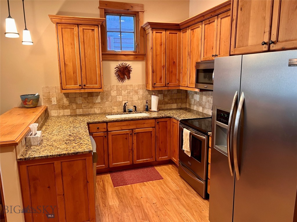 2556 Weeping Rock
